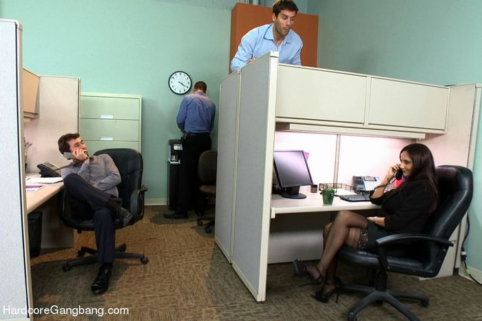 В офисе парни большими хуями очень жестко трахнули женщину с большими дойками