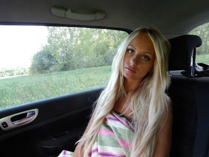 Классная русская блондинка в поле и дома