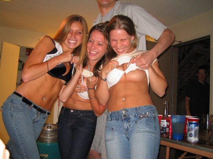 Пьяные американские студентки трахаются на секс вечеринке