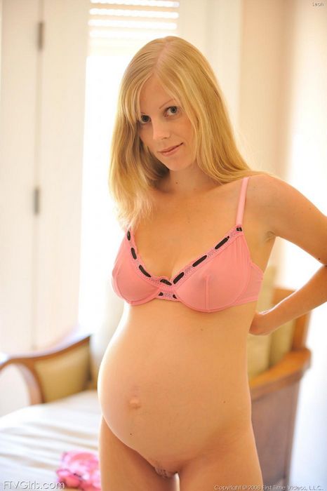 Сексуальная полногрудая беременная блондиночка Laya Leighton снимает розовое бельишко и ебет вибратором свою пизду