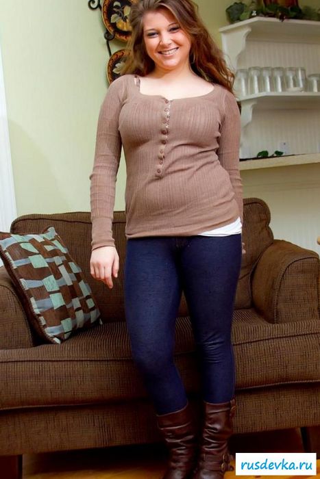20 фото голой толстушки на диване с большими сисяндрами